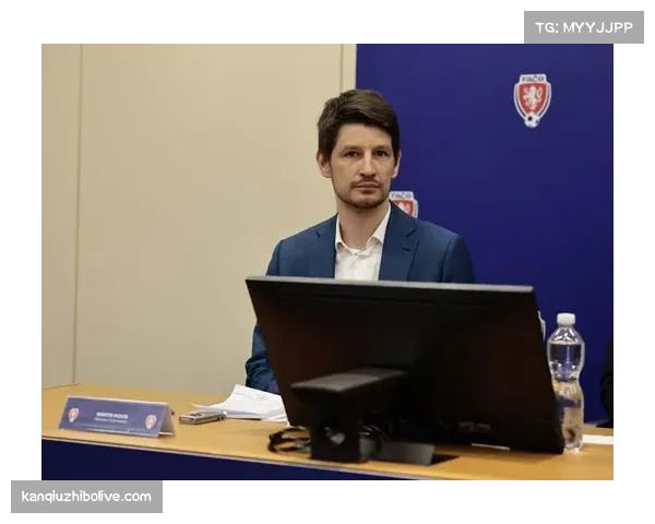 某中甲球队前官员因涉嫌操纵比赛被有关机构带走调查